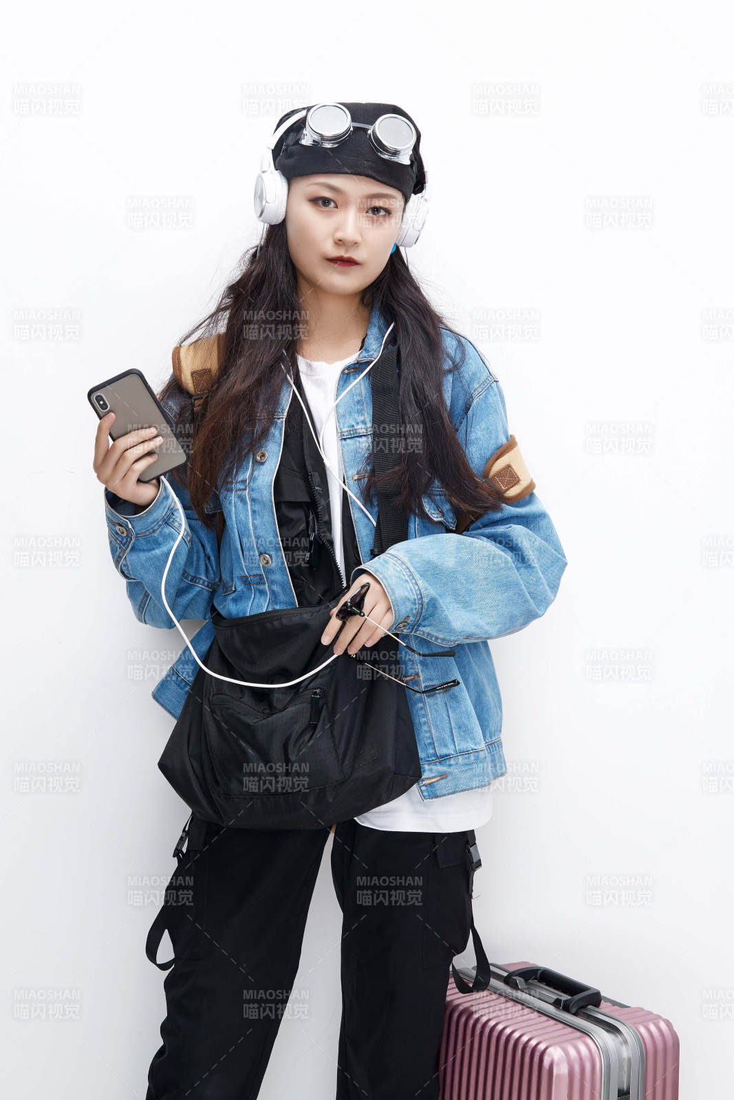 手里拿着手机准备出发的美丽东方女孩图片