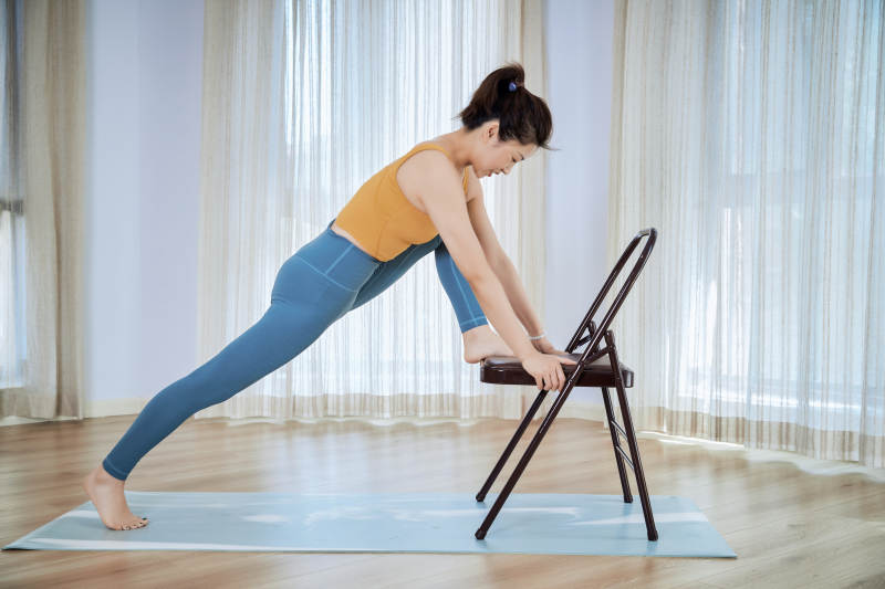 做瑜伽动作的亚洲年轻女性图片