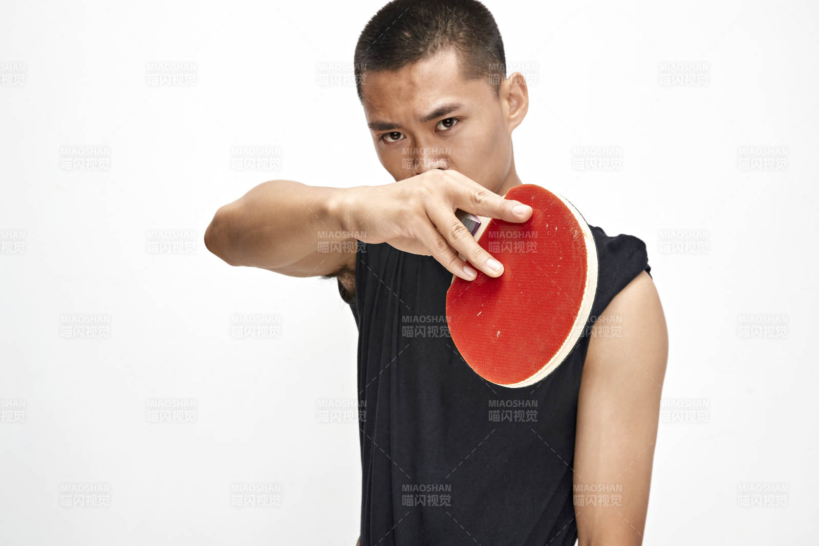 白色背景下健硕的亚洲乒乓球运动员形象图片