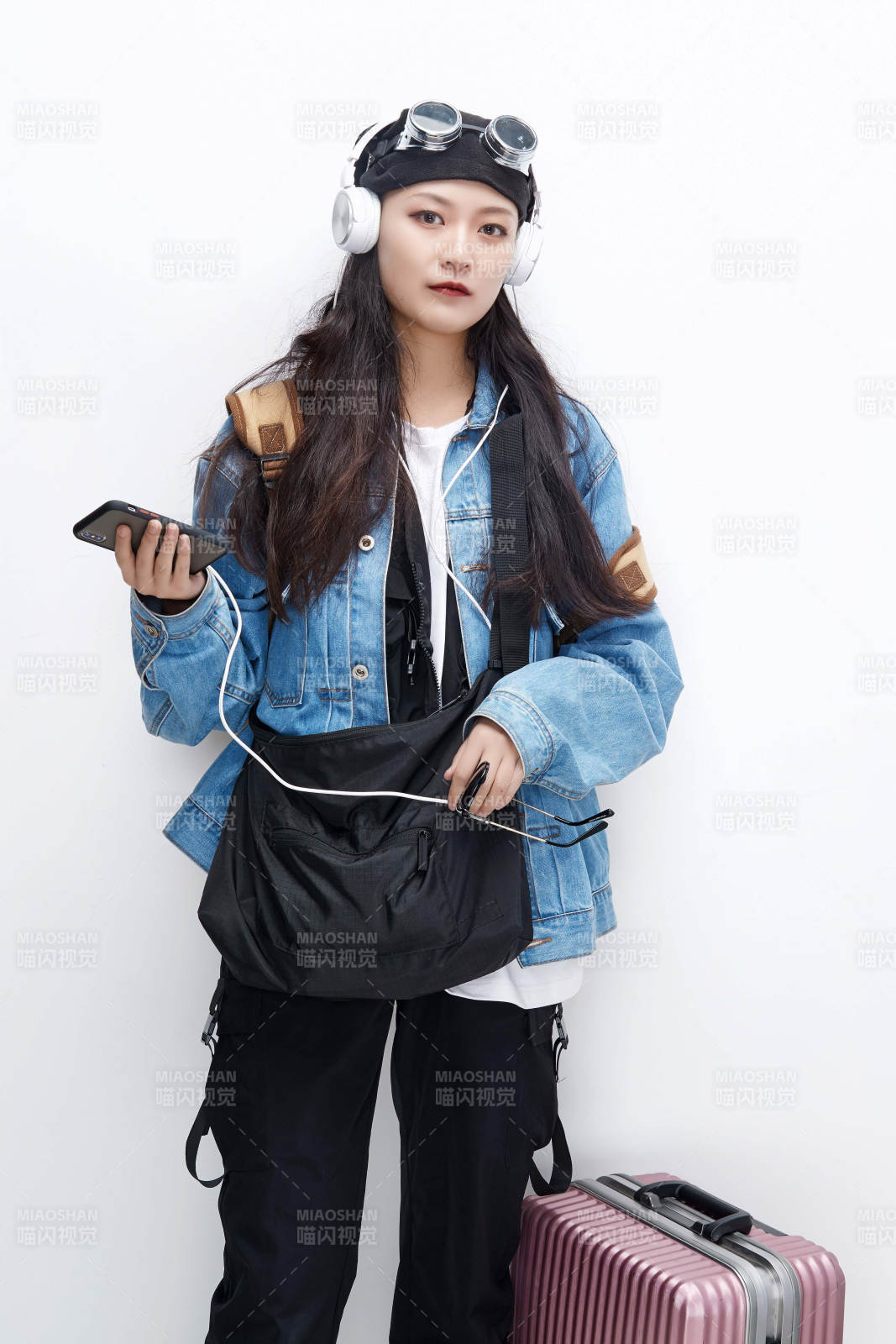 手里拿着手机准备出发的美丽东方女孩图片