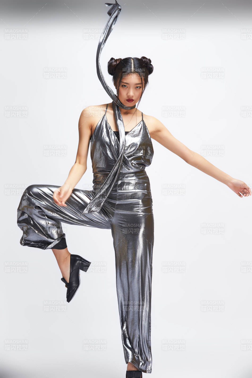 白色背景前的亚洲女性舞者图片