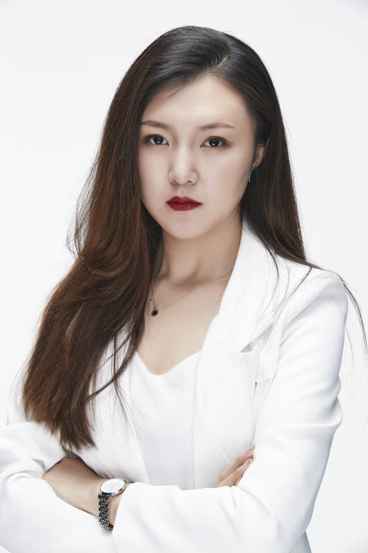 影棚拍摄白色背景亚洲年轻女性商务人像图片