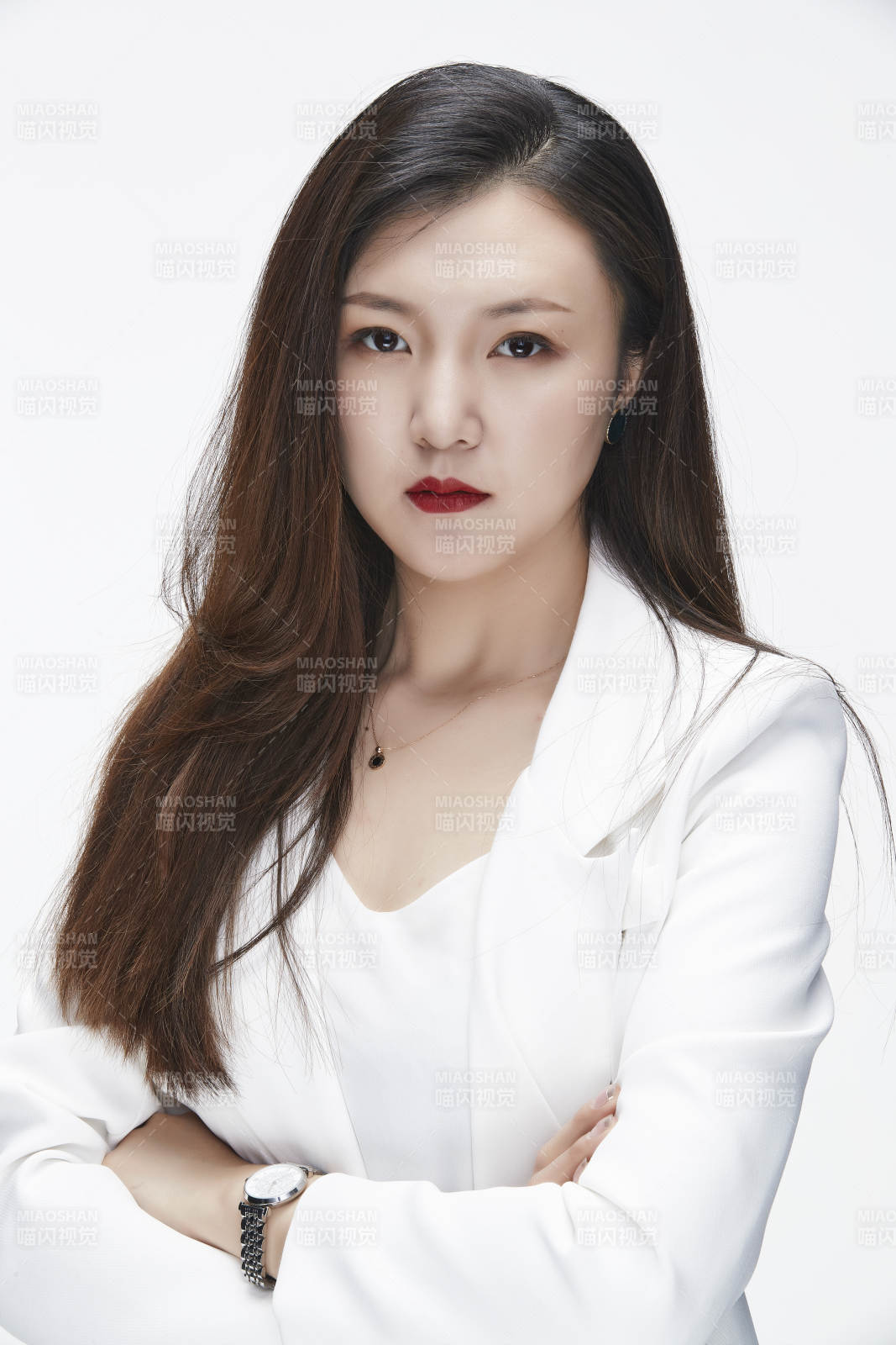 影棚拍摄白色背景亚洲年轻女性商务人像图片