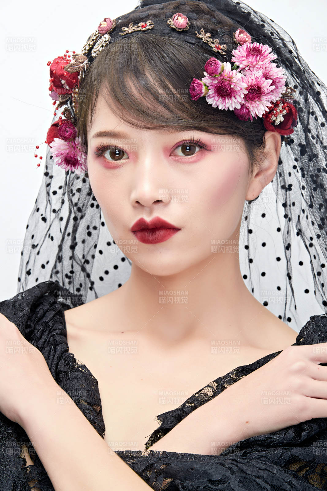 白色背景下的新娘彩妆美女人像图片