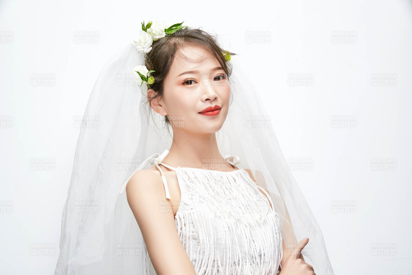 棚拍白色背景下的新娘美妆图片