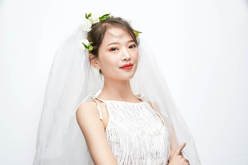 棚拍白色背景下的新娘美妆图片