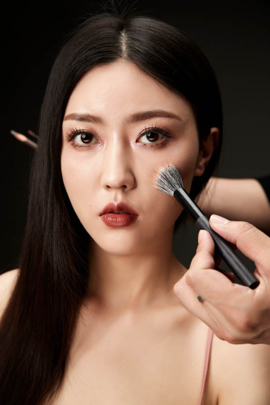 进行美妆化妆的化妆师与模特图片