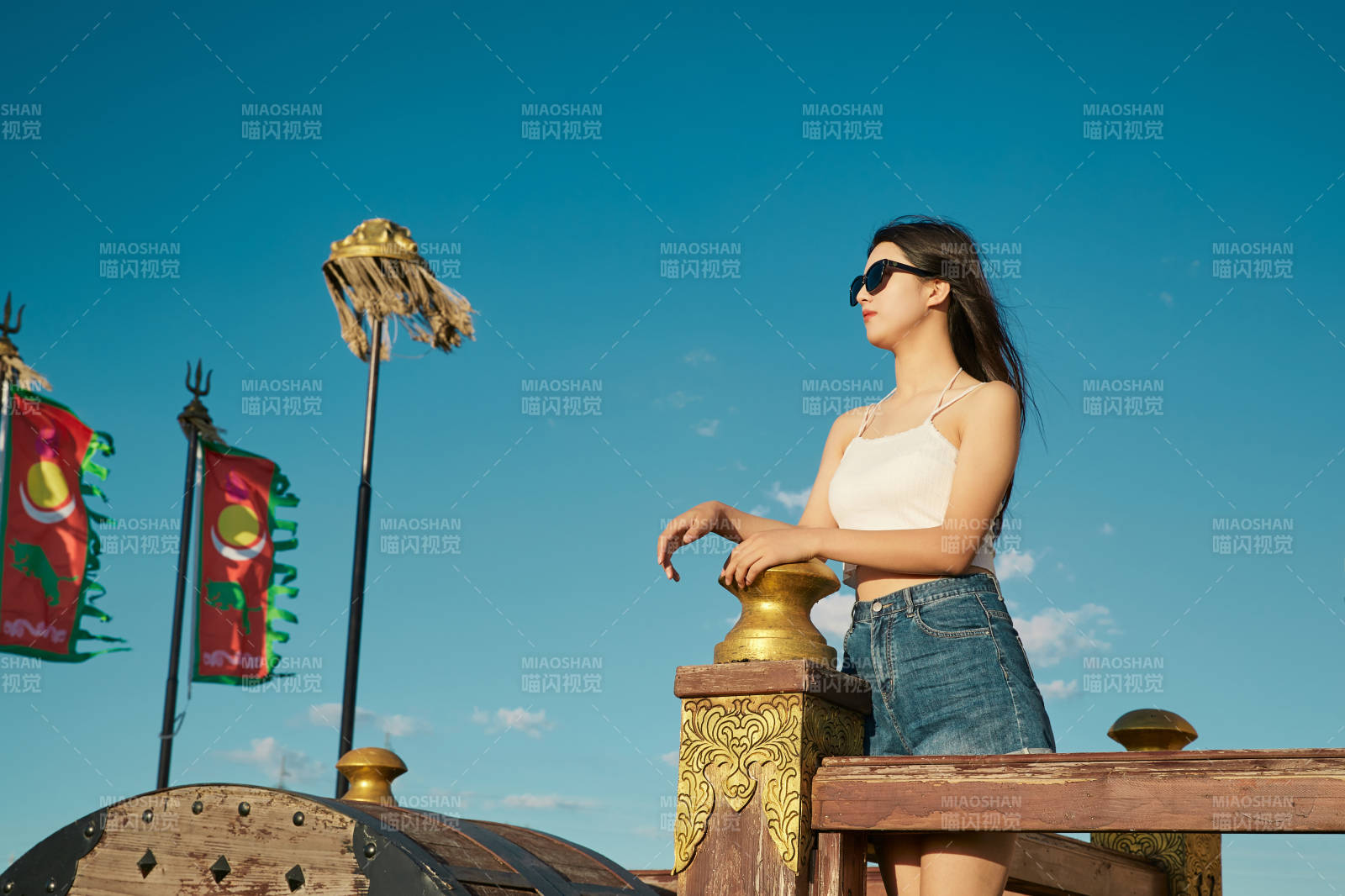 草原湿地公园游玩拍照的亚洲少女图片