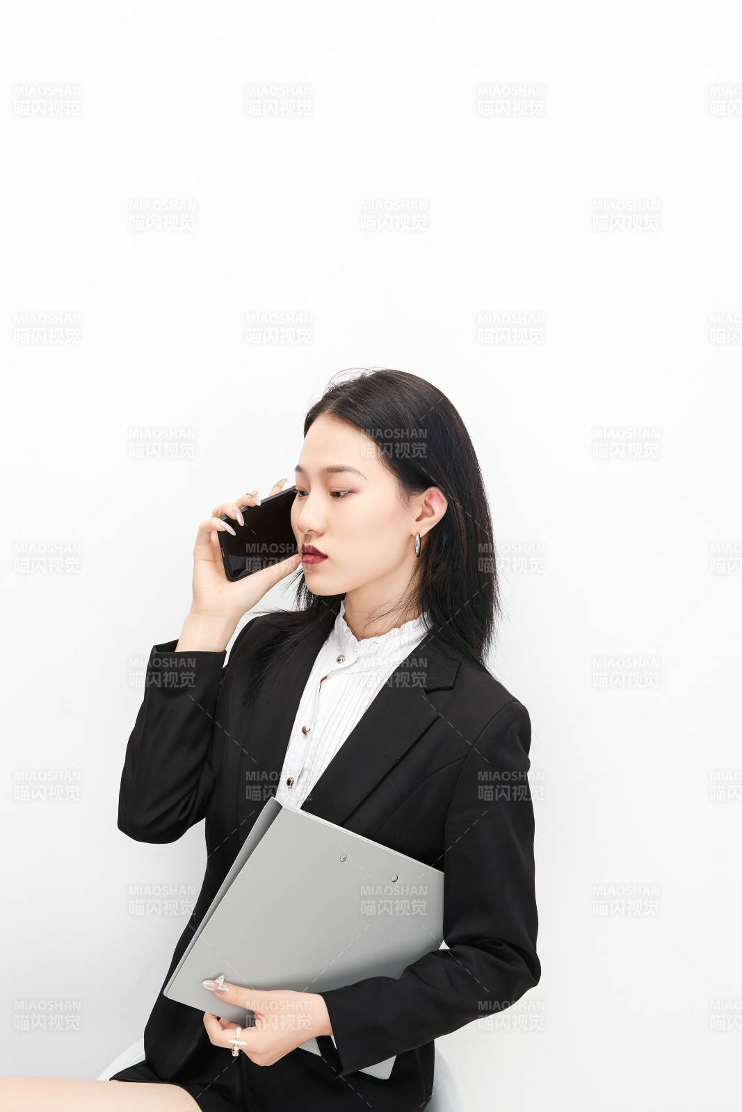 身穿西服拿着文件夹的美丽商务女士图片