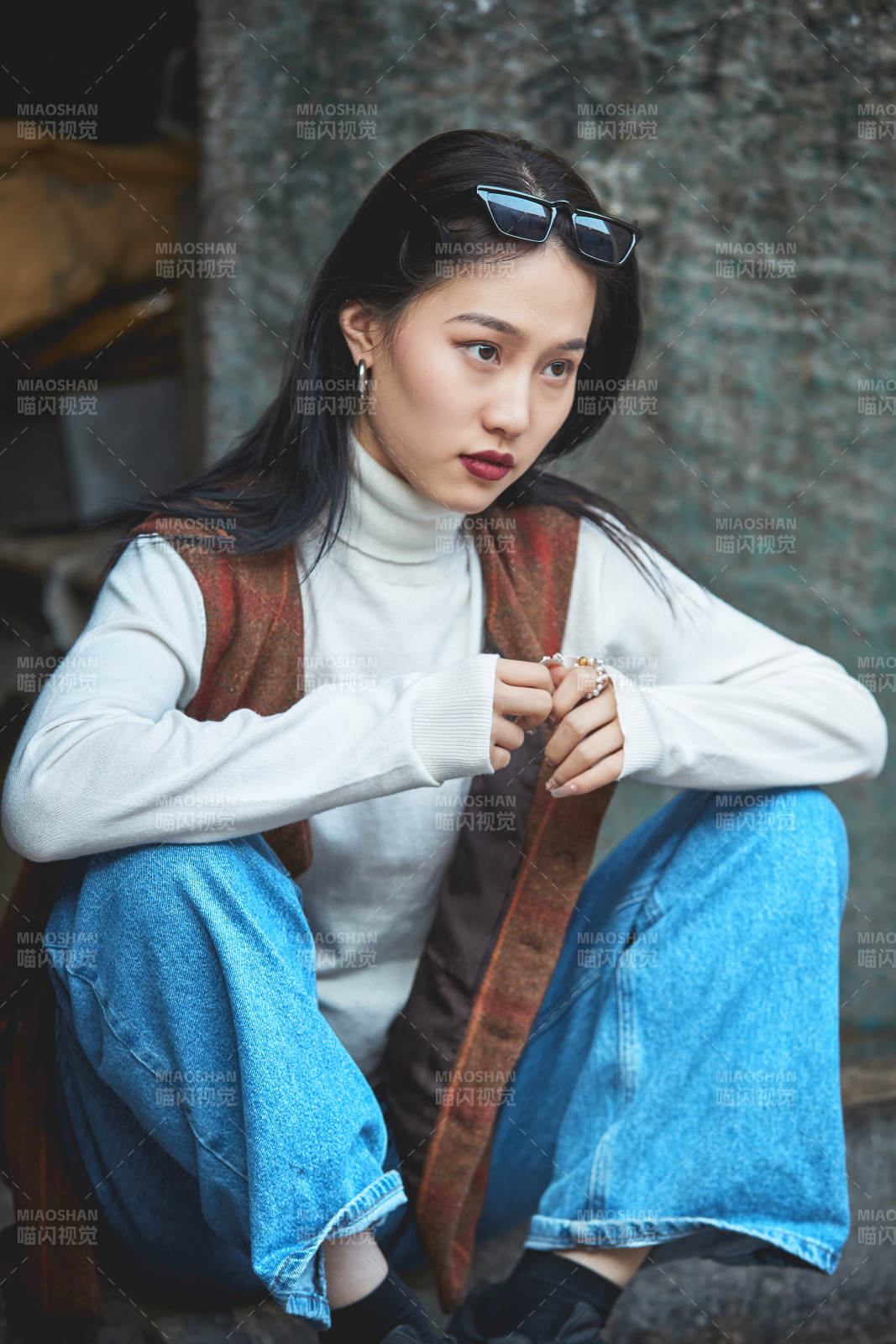 老旧城区里穿着复古港风的美丽清纯少女图片