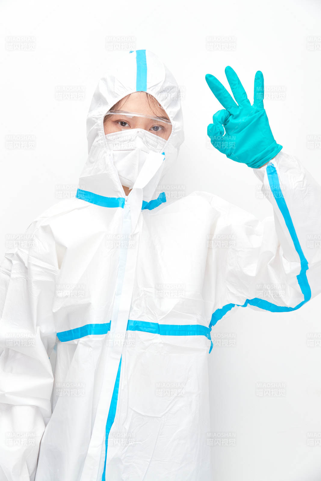 穿白色防护服佩戴护目镜口罩的女性医疗人员图片