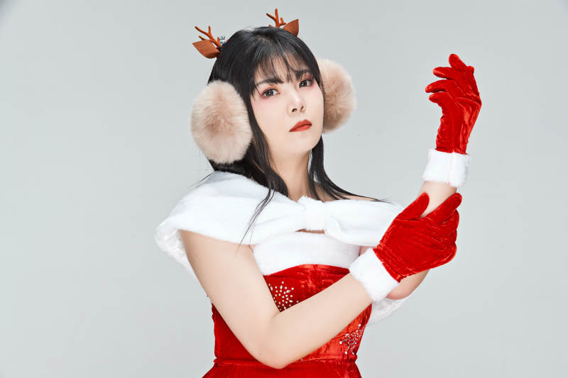 身穿圣诞服饰的性感可爱亚洲少女图片