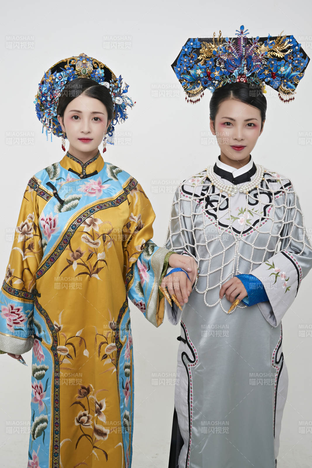 白色背景下的清代女性古装造型清朝古装图片