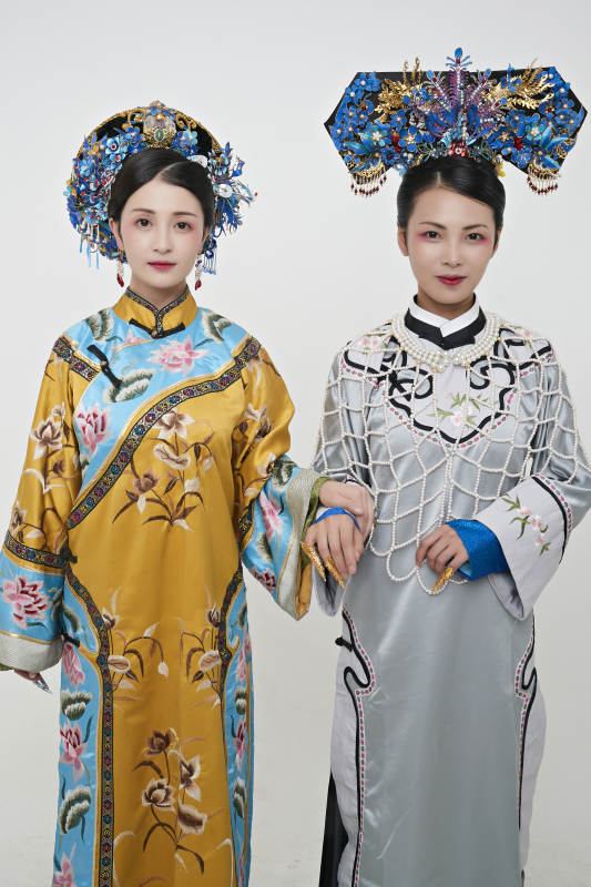 白色背景下的清代女性古装造型清朝古装图片