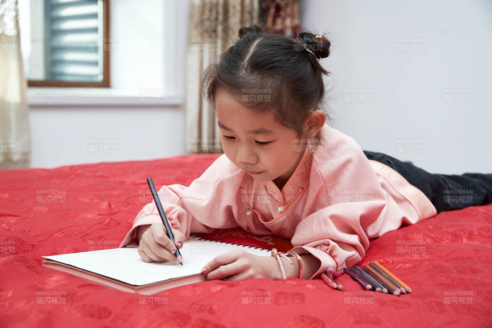 在家玩耍的亚洲小女孩图片