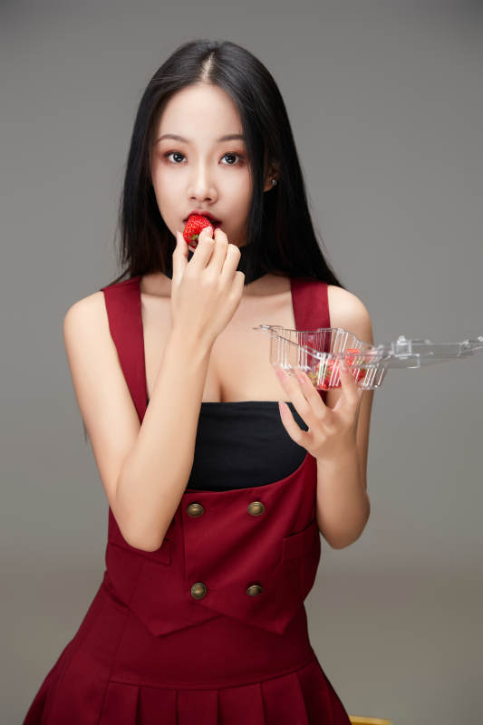 吃水果的亚洲东方长发少女图片