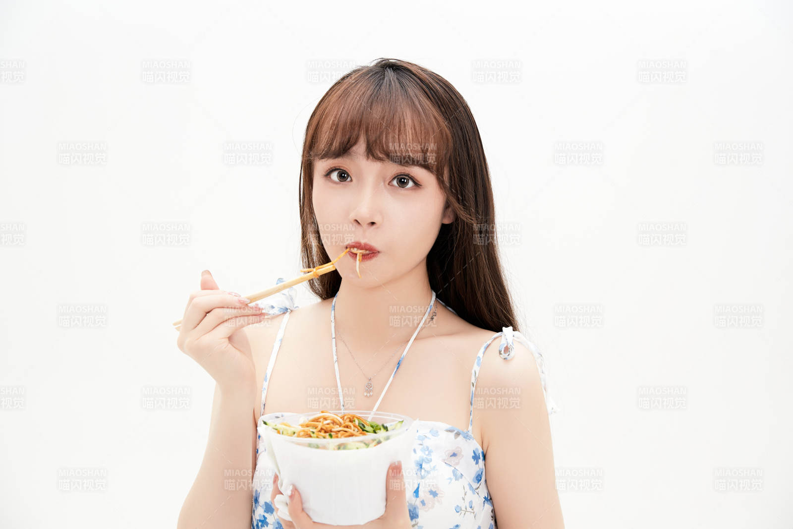 大吃特吃的亚洲可爱少女人像图片