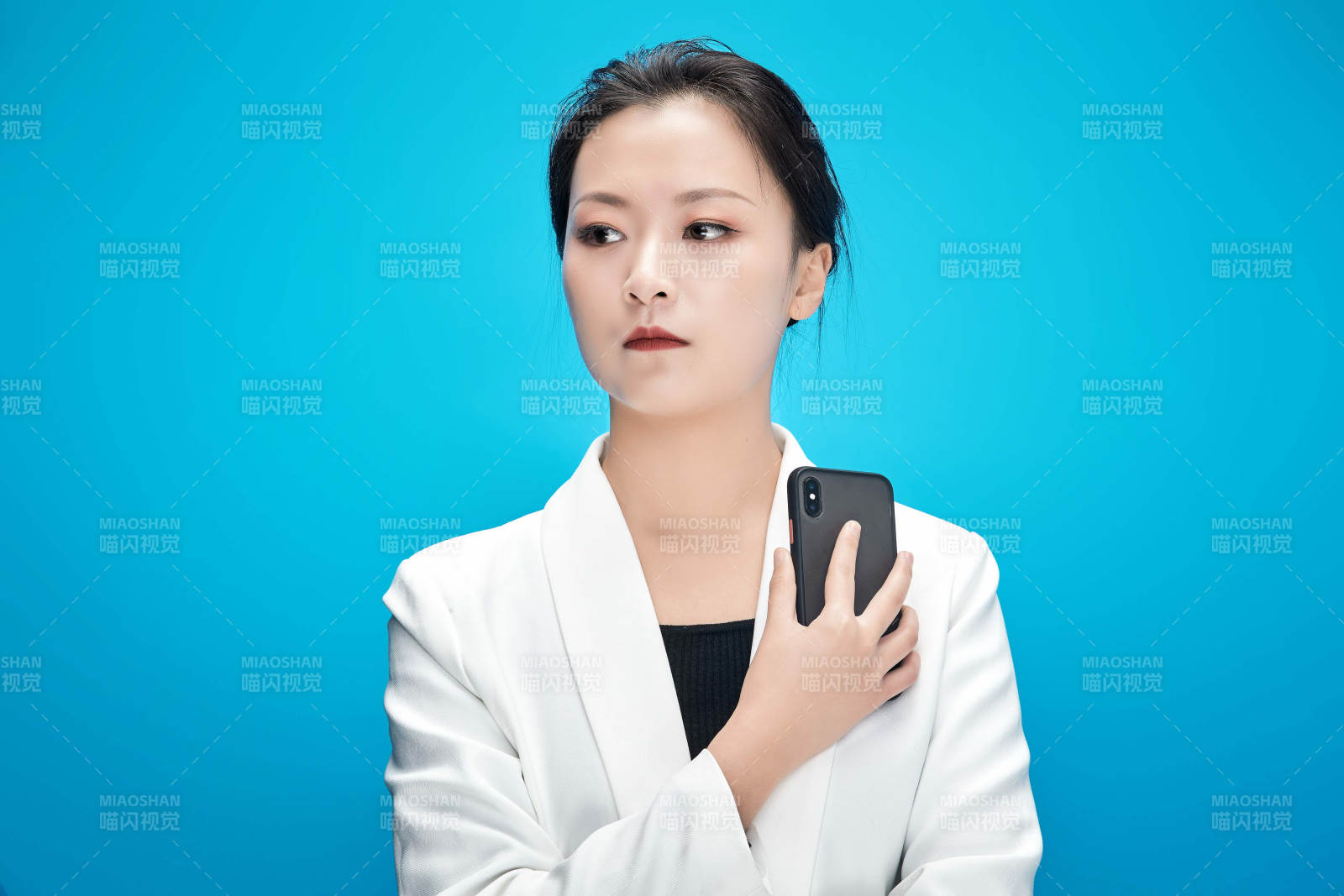 身穿西服拿着手机与文件夹的亚洲商务女士图片