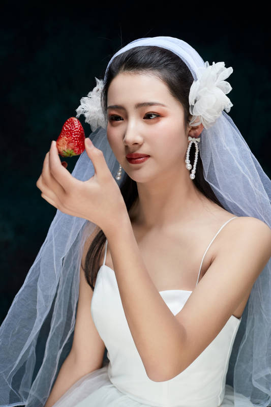 黑色背景下的女性复古婚纱妆面图片
