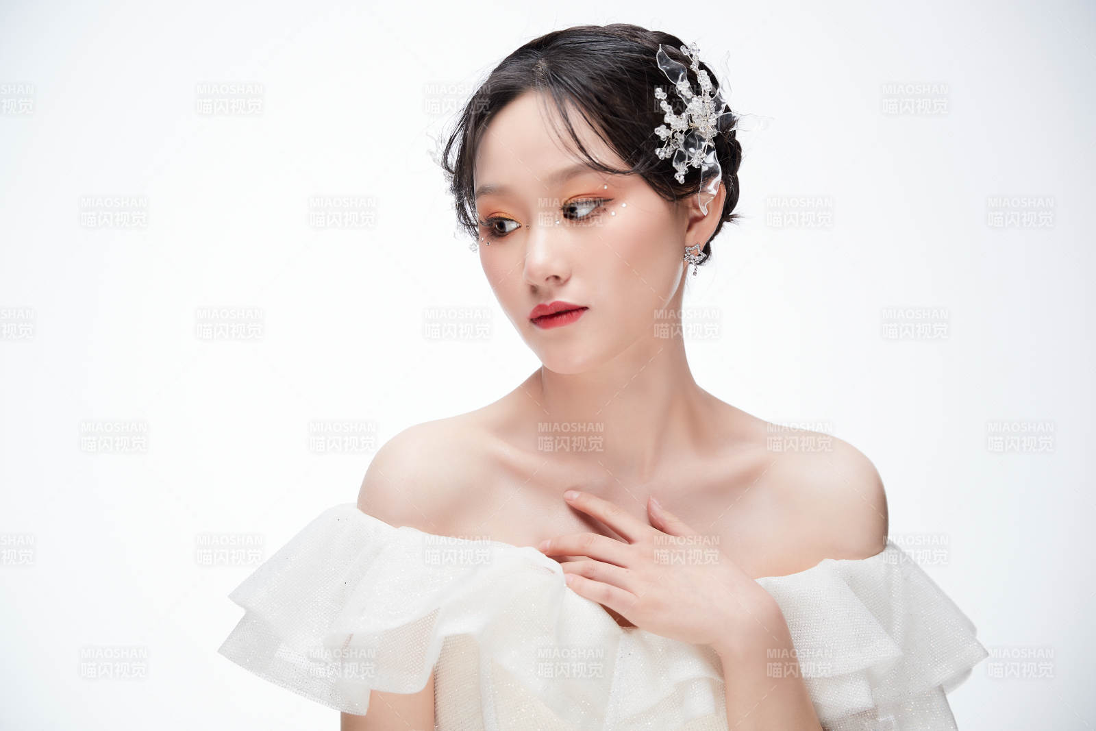 女性婚纱妆面图片