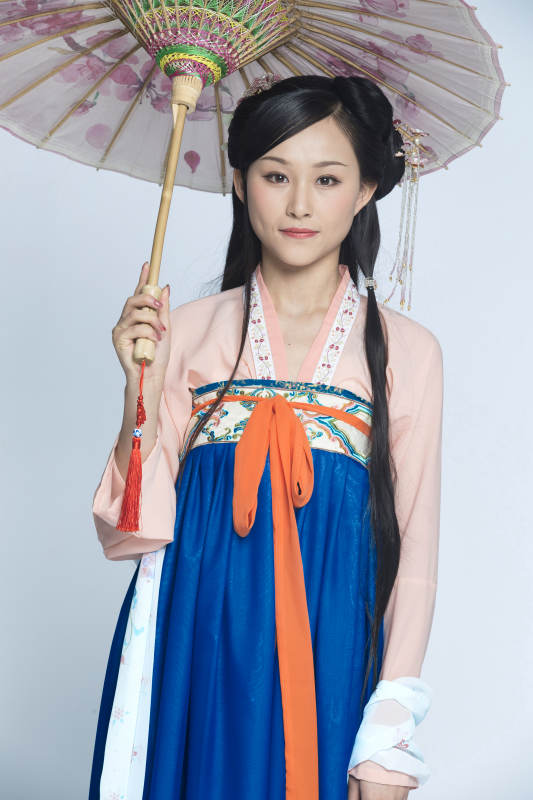 身穿古装的汉服女性人像汉服影棚拍摄图片