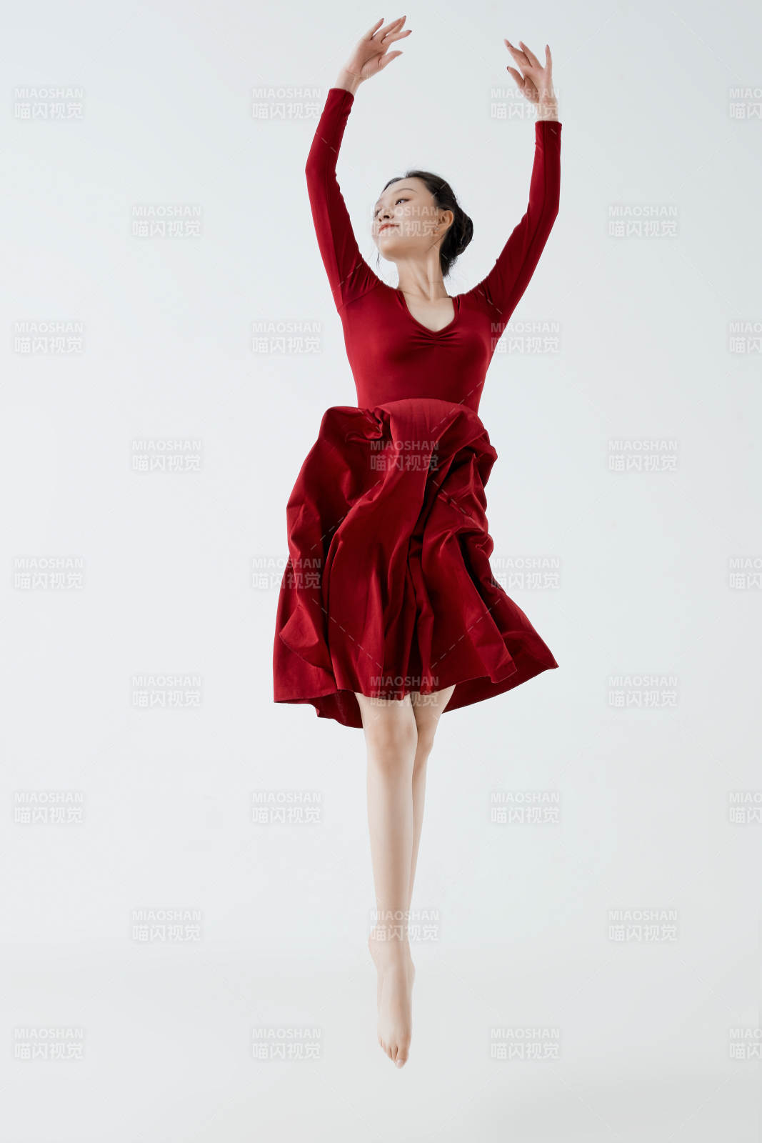 穿着红色长裙翩翩起舞的少女图片
