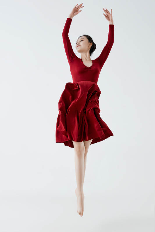 穿着红色长裙翩翩起舞的少女图片