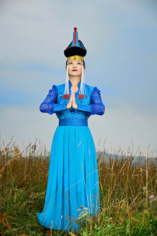 草原上身穿豪华蒙古族服饰的蒙族少女图片