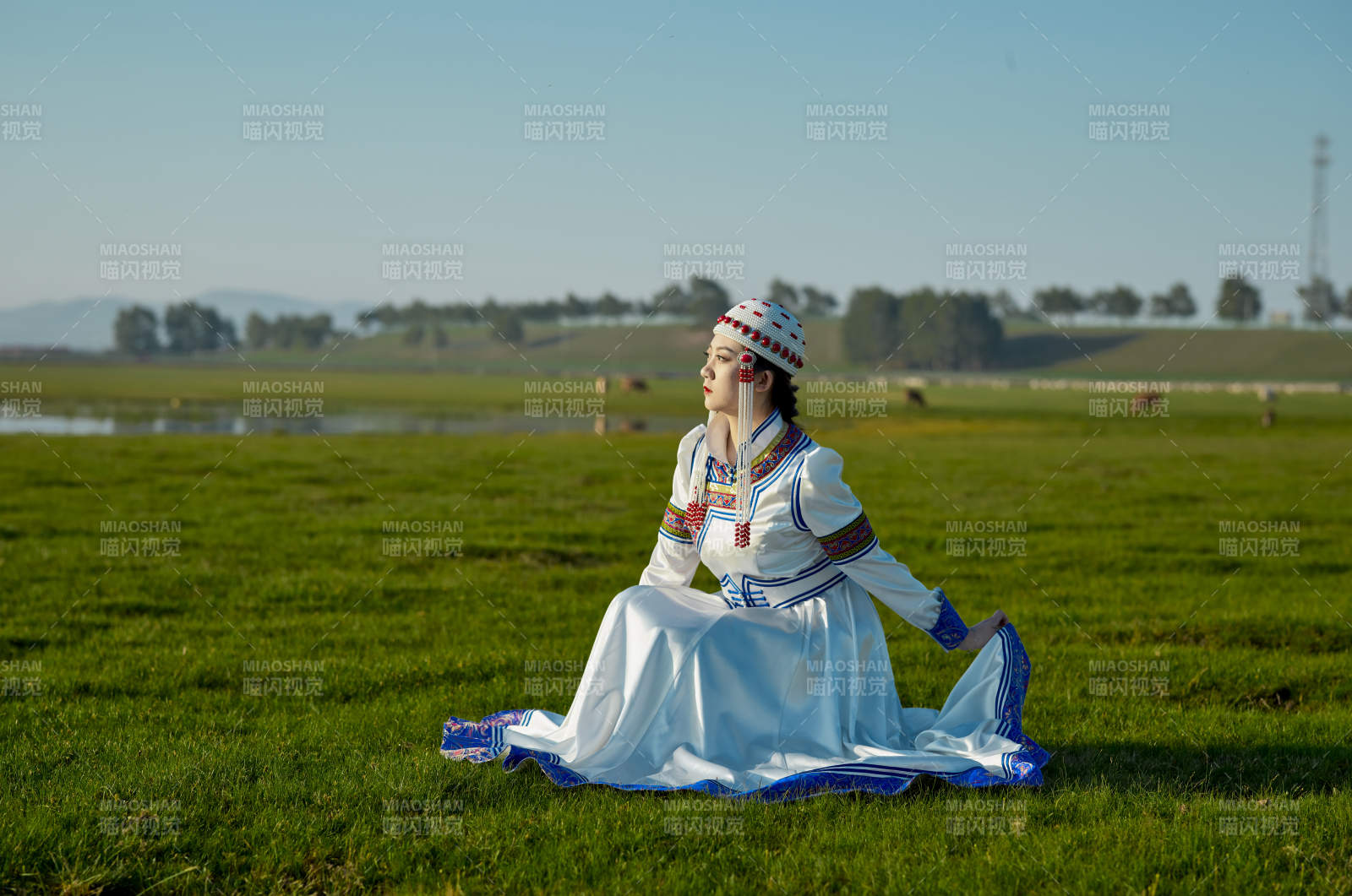 草原上穿着蒙古族传统服饰的亚洲年轻美少女图片