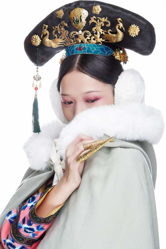 白色背景下的清代女性古装造型清朝古装图片