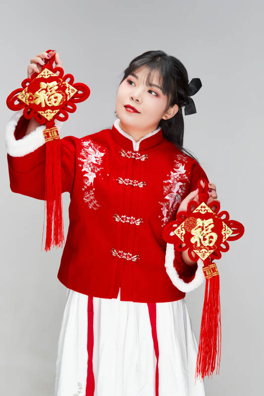 手拿福字身穿喜庆汉服的可爱少女图片