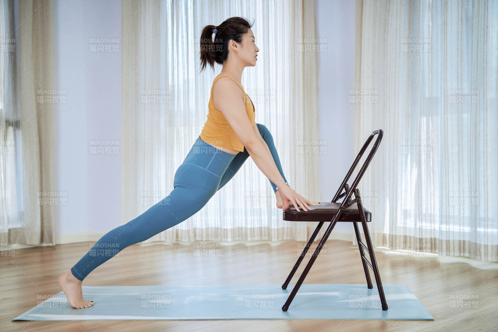 做瑜伽动作的亚洲年轻女性图片