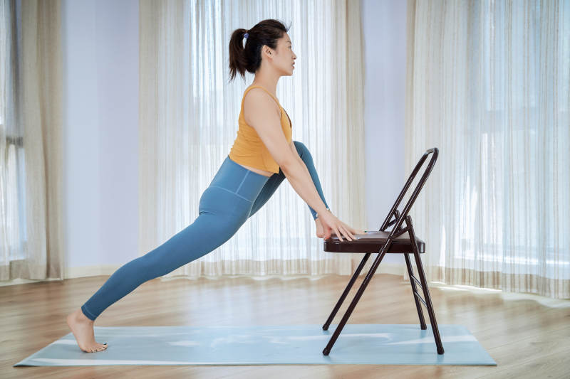 做瑜伽动作的亚洲年轻女性图片