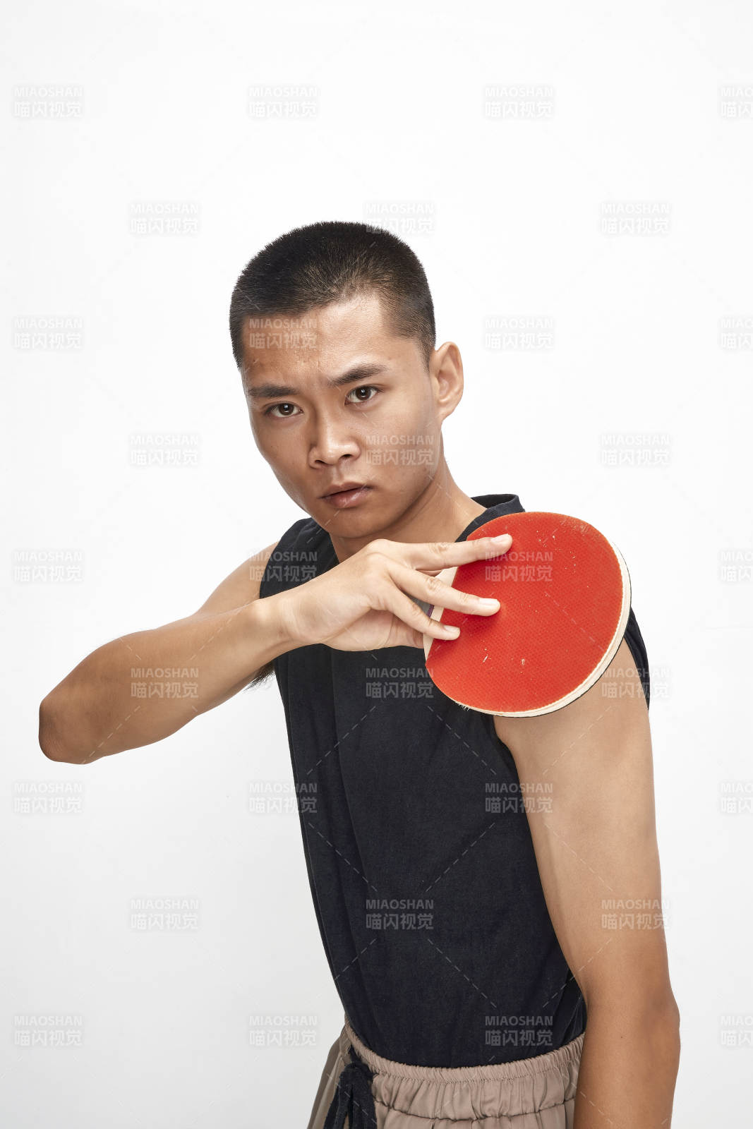 白色背景下健硕的亚洲乒乓球运动员形象图片