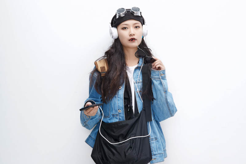 手里拿着手机准备出发的美丽东方女孩图片