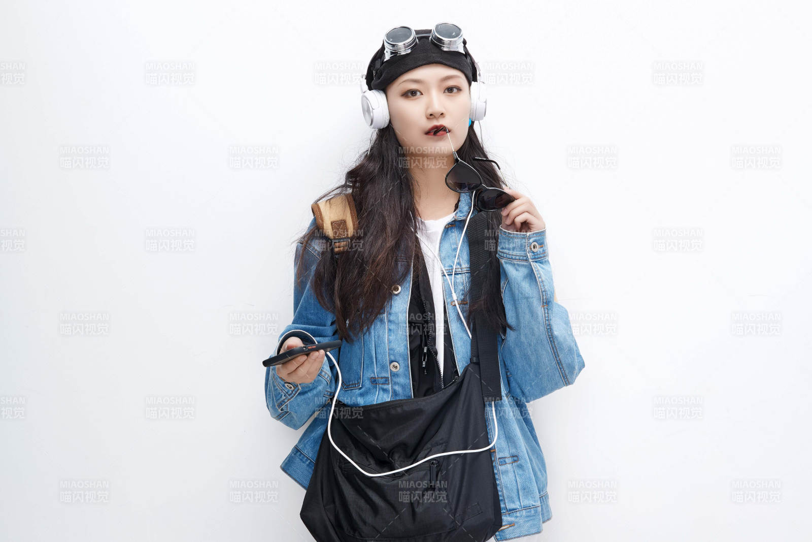 手里拿着手机准备出发的美丽东方女孩图片