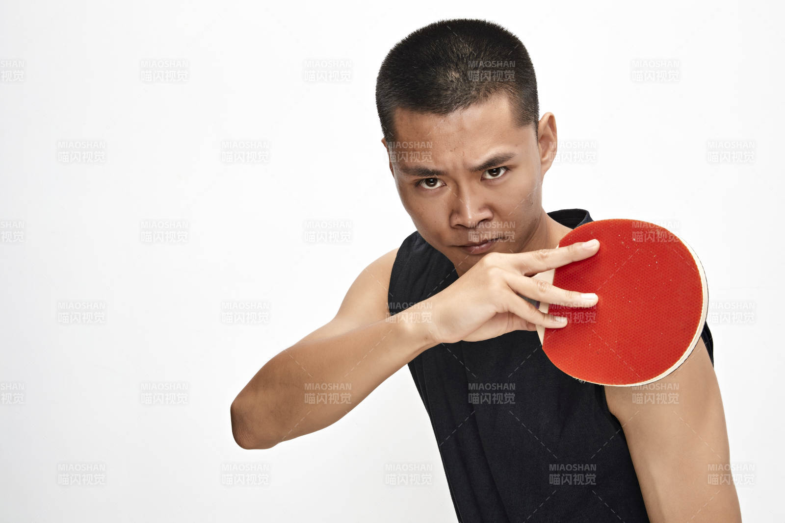 白色背景下健硕的亚洲乒乓球运动员形象图片