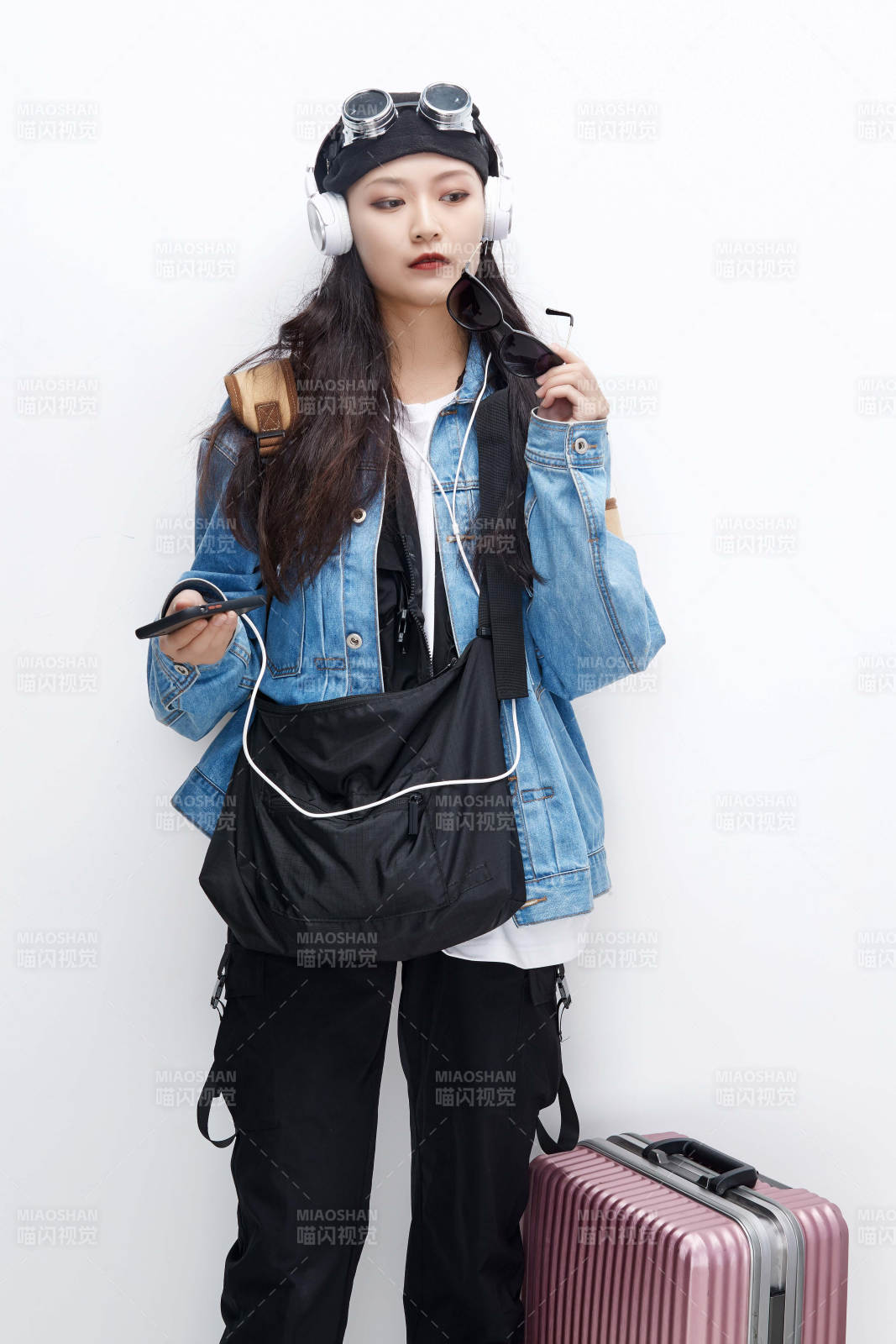 手里拿着手机准备出发的美丽东方女孩图片