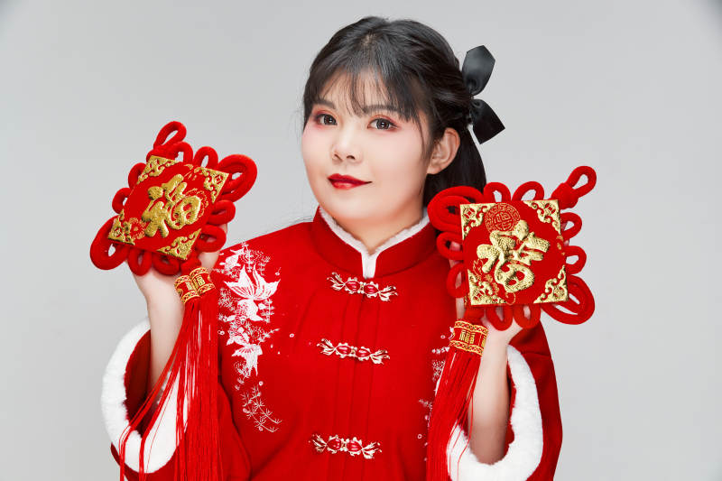 手拿福字身穿喜庆汉服的可爱少女图片