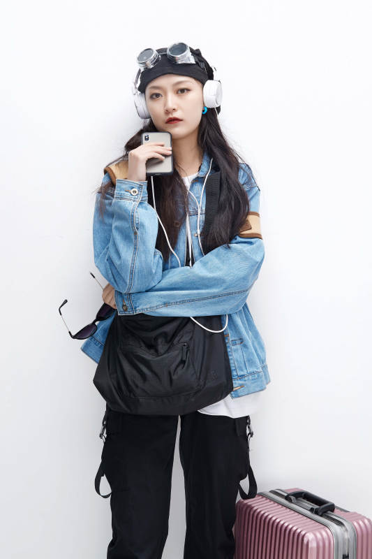 手里拿着手机准备出发的美丽东方女孩图片