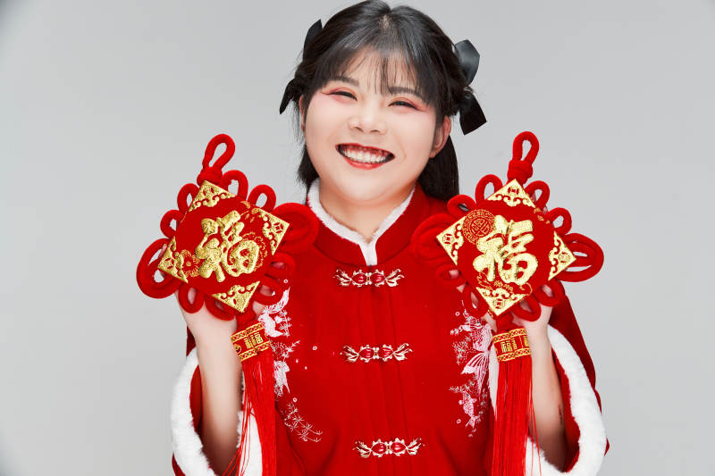 手拿福字身穿喜庆汉服的可爱少女图片