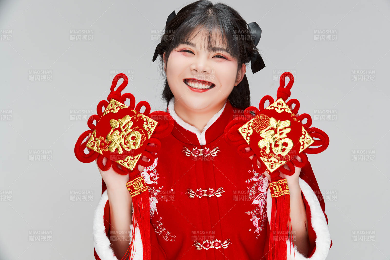 手拿福字身穿喜庆汉服的可爱少女图片