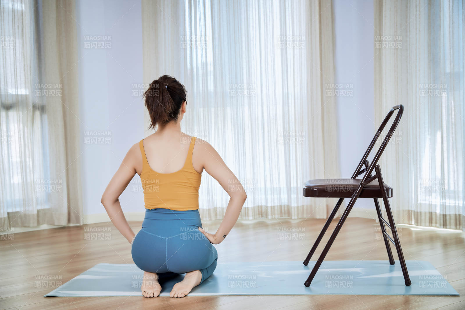 做瑜伽动作的亚洲年轻女性图片