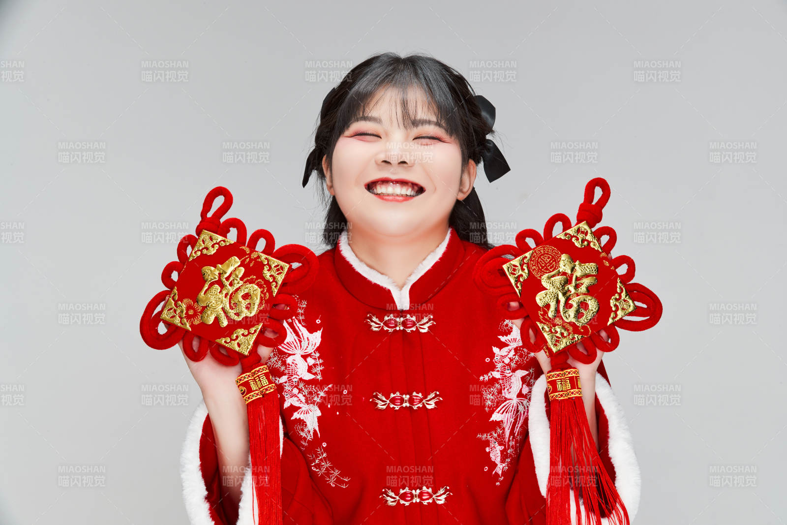 手拿福字身穿喜庆汉服的可爱少女图片