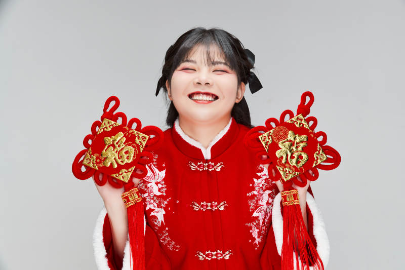 手拿福字身穿喜庆汉服的可爱少女图片