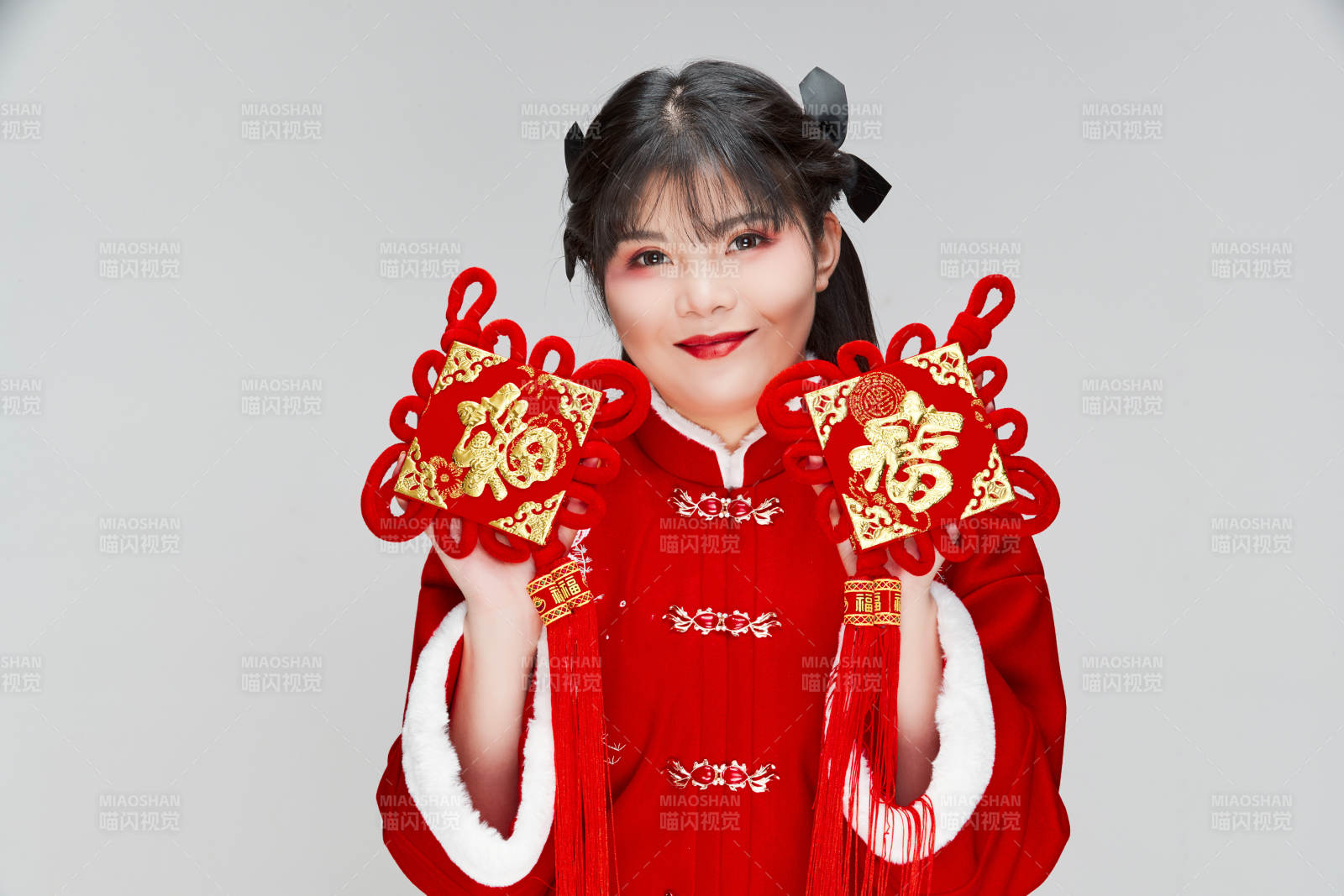 手拿福字身穿喜庆汉服的可爱少女图片