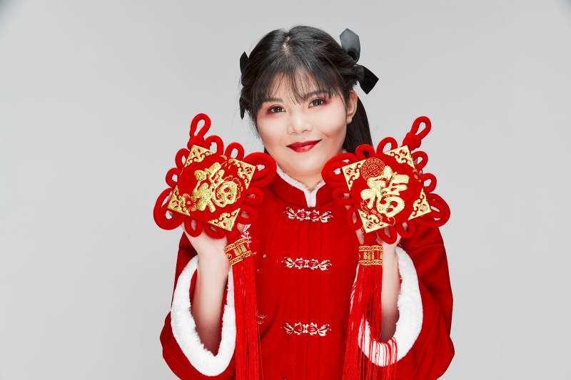 手拿福字身穿喜庆汉服的可爱少女图片