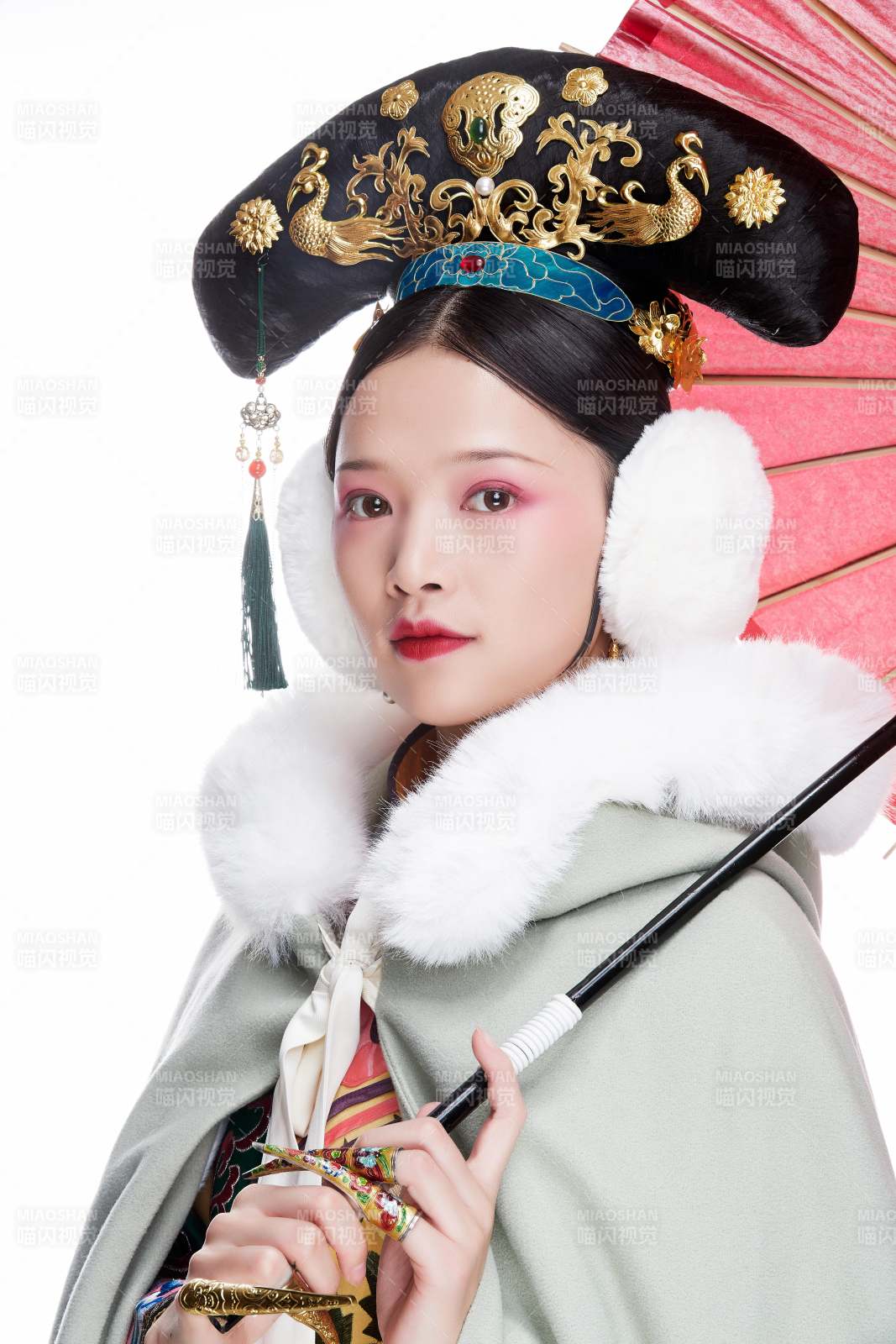 白色背景下的清代女性古装造型清朝古装图片