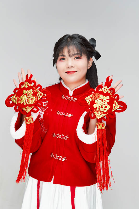 手拿福字身穿喜庆汉服的可爱少女图片