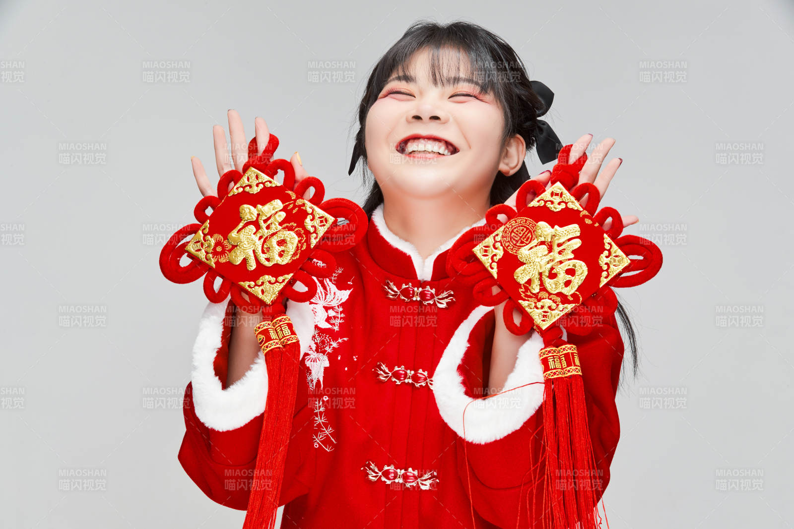 手拿福字身穿喜庆汉服的可爱少女图片